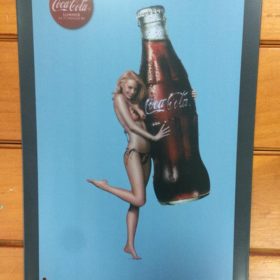 Tranh inox Hình Cô Gái Ôm Chai Coca