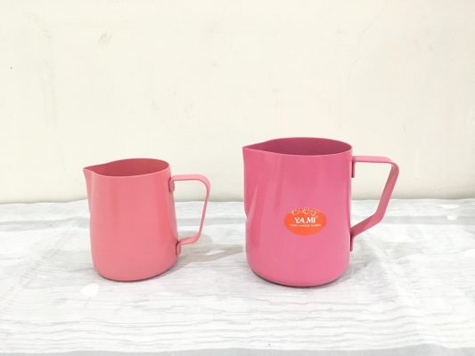 ca danh sua yami 300ml mau hong teflon milk pitcher