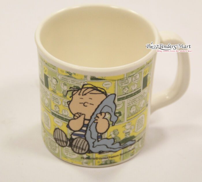 ly nhua snoopy co tay cam 08