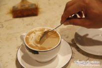 Thầy Long Kiểm tra bọt của Cappuchino