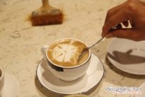 Thầy Long Kiểm tra bọt của Cappuchino